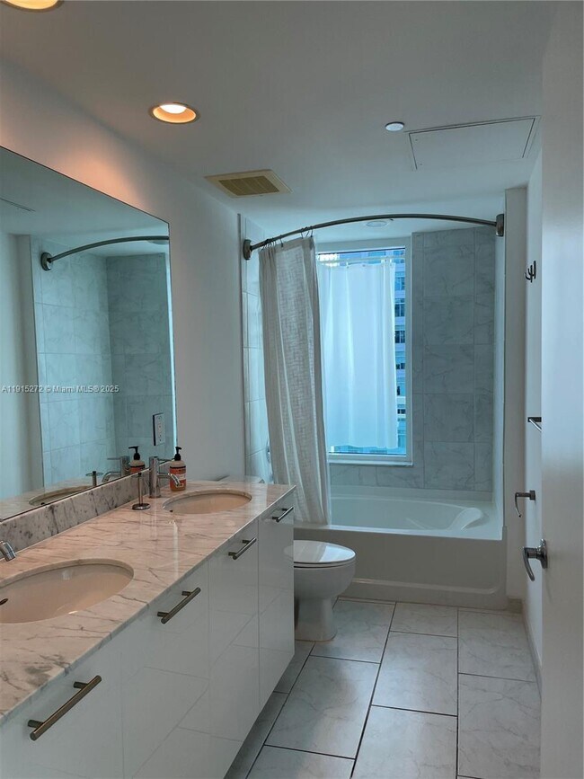 Building Photo - 951 Brickell Ave