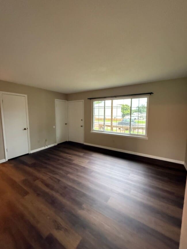 Building Photo - 205 Glenwood Ln