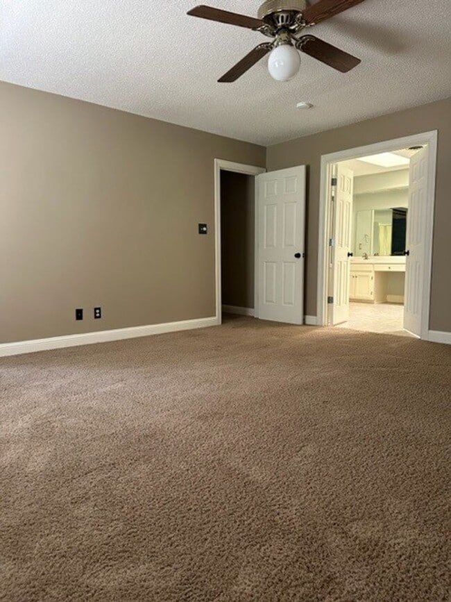 Building Photo - Maplewood