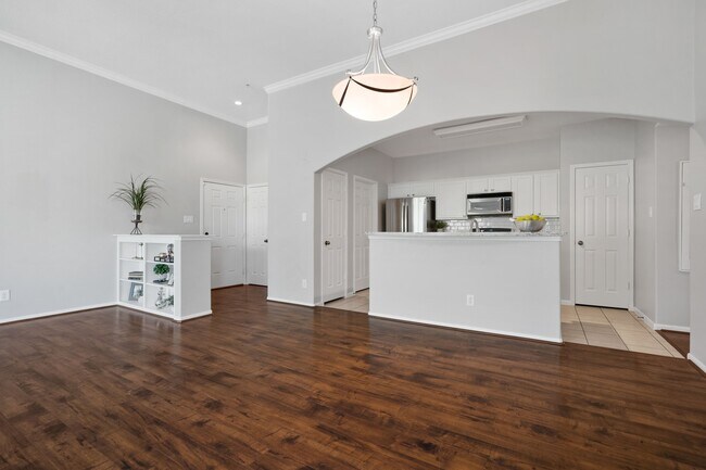Building Photo - 6607 Lake Woodlands Dr