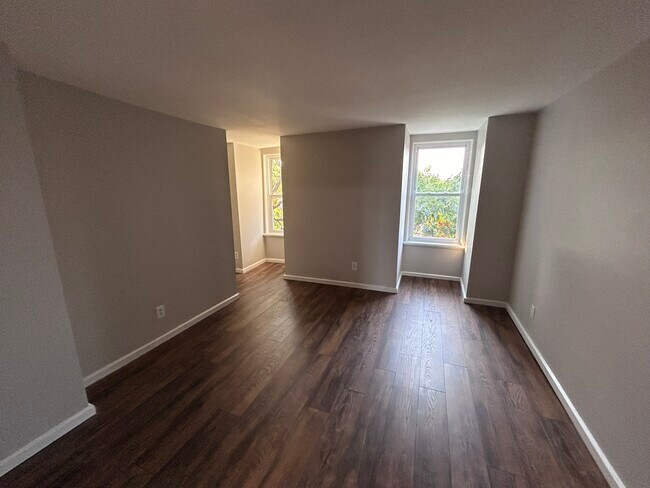 Building Photo - 2 School St