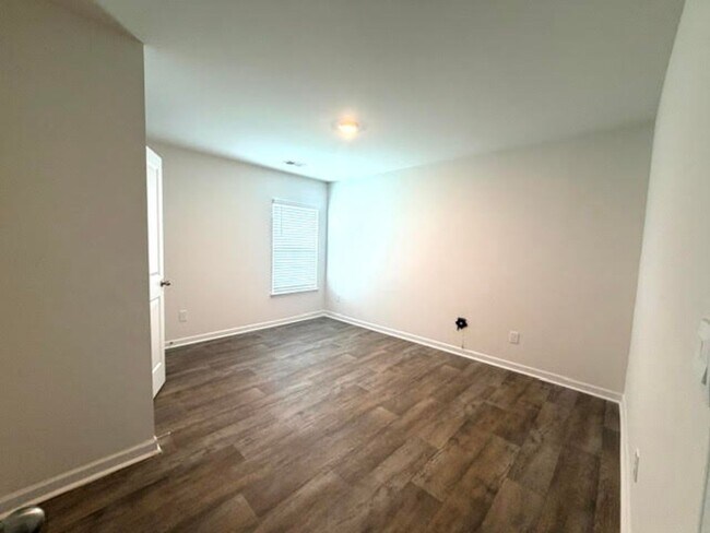 Building Photo - 526 Leven Dr