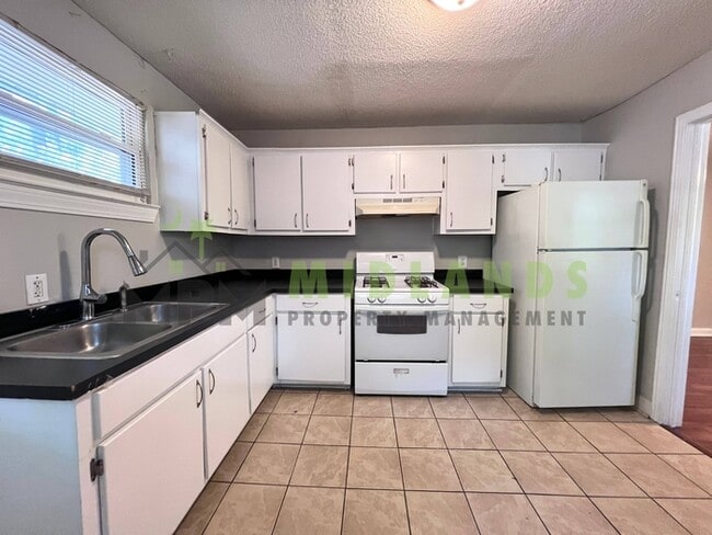 Building Photo - 4921 Dale Dr