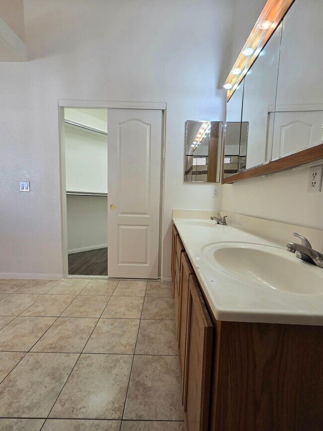 Building Photo - Charming & Spacious Las Vegas Home with Prime Location and Endless Potential