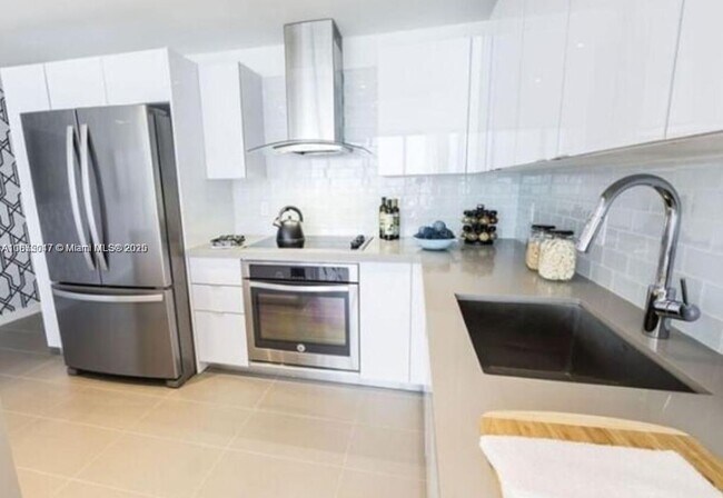 Building Photo - 1600 NE 1st Ave