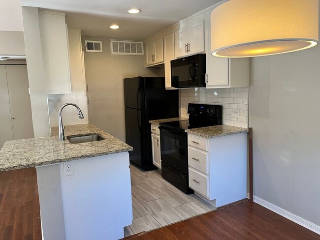 Building Photo - Cute 1/1 Close to Downtown!!