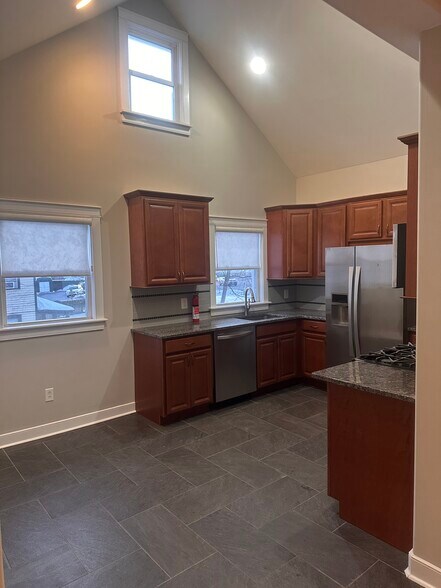 Building Photo - 135 Maple Ave