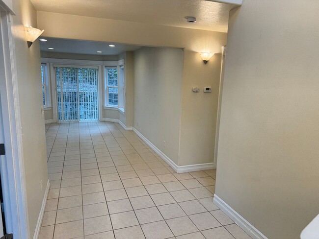 Building Photo - Beautiful large house in the South Hills!  $1,000 OFF YOUR FIRST MONTH'S RENT!