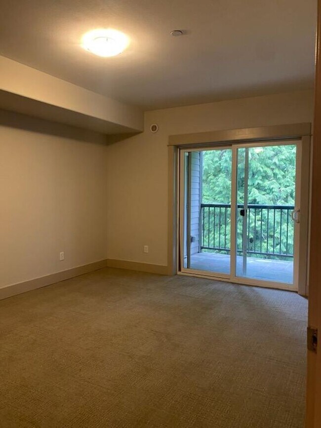 Building Photo - Issaquah Condo 2 Bed 2 Bath + Den Secure Parking Peekaboo View