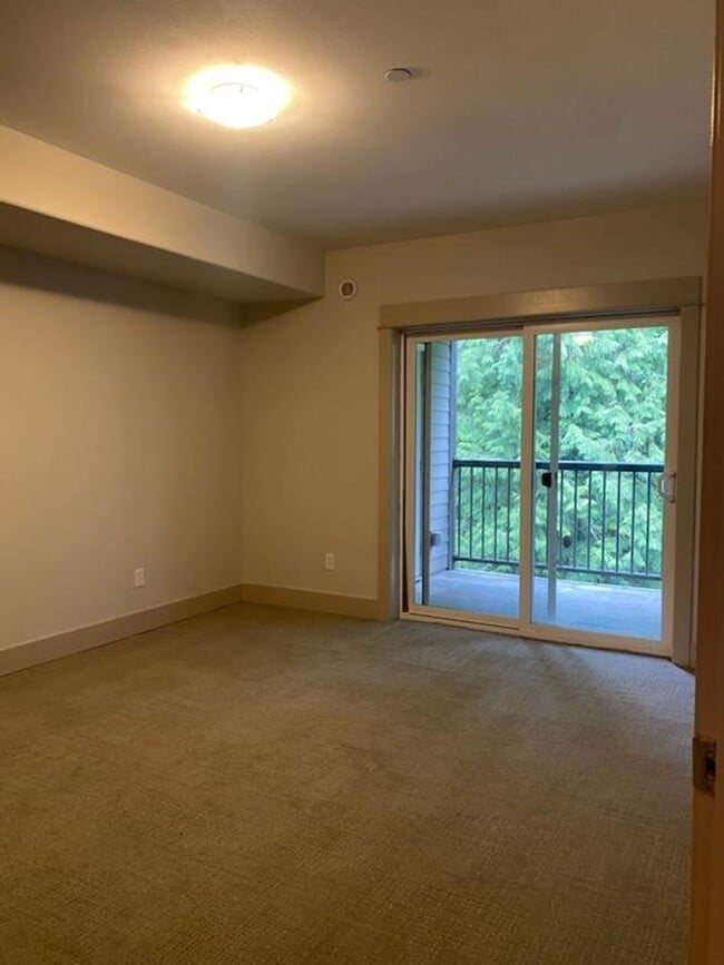 Building Photo - Issaquah Condo 2 Bed 2 Bath Secure Parking Peekaboo View