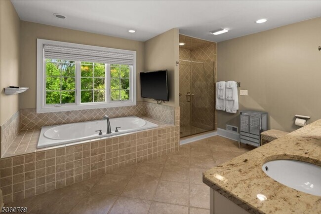 Building Photo - 36 Saddlewood Ct