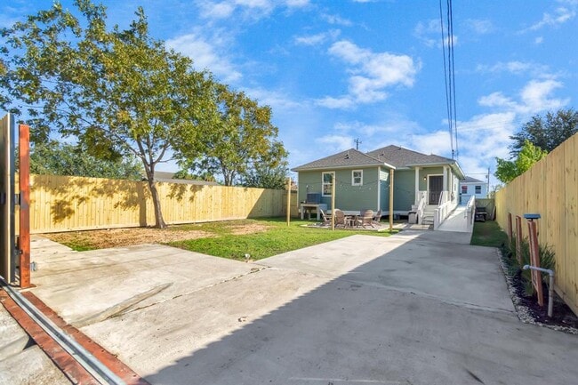 Building Photo - 5322 Avenue K
