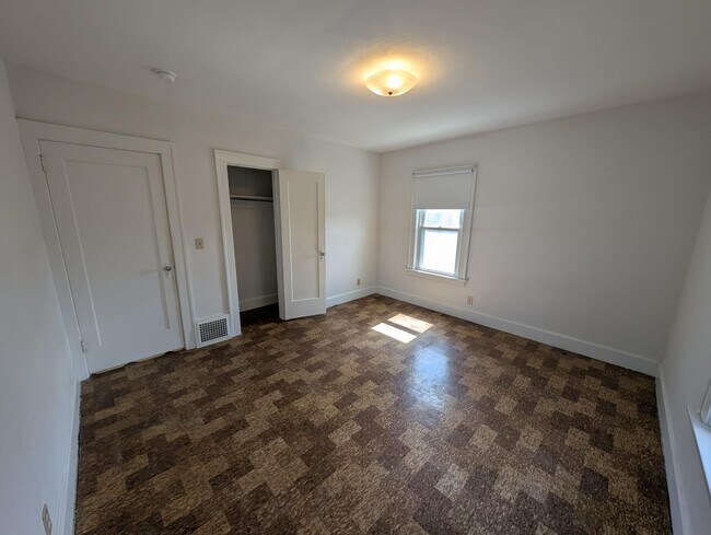 Building Photo - 105 Helen St