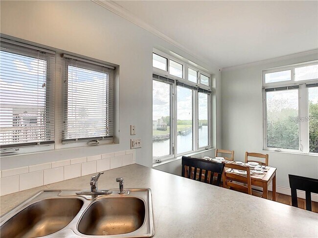 Building Photo - 631 Tahiti Ct