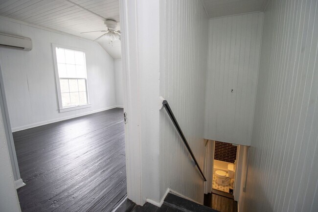 Building Photo - Now Preleasing for 2026–2027 – Beautifully Renovated Duplex in West Columbia