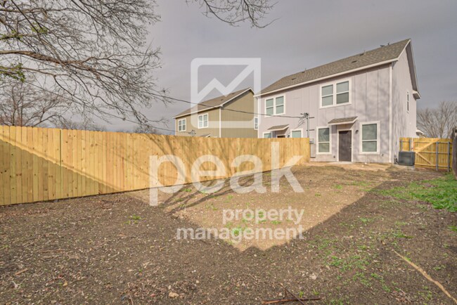 Building Photo - $1375! 2Bed/1.5bath Duplex Available for Rent! Apply today and save $150!