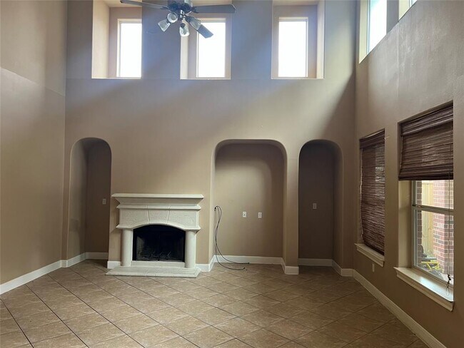 Building Photo - 16907 Coronado Springs Dr