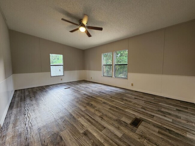 Building Photo - 3 Bed  2 Bath  2 Garage/Workshop and Fenced