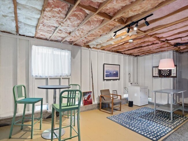 Building Photo - 14975 River Rd