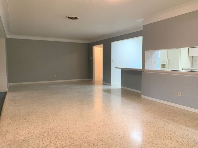 Building Photo - 3 Bedroom 2 Bath Spacious Home in Holiday Park