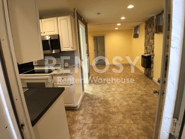 Building Photo - Available July 1st - 1 Bed/1 Bath Triplex in Prior Lake
