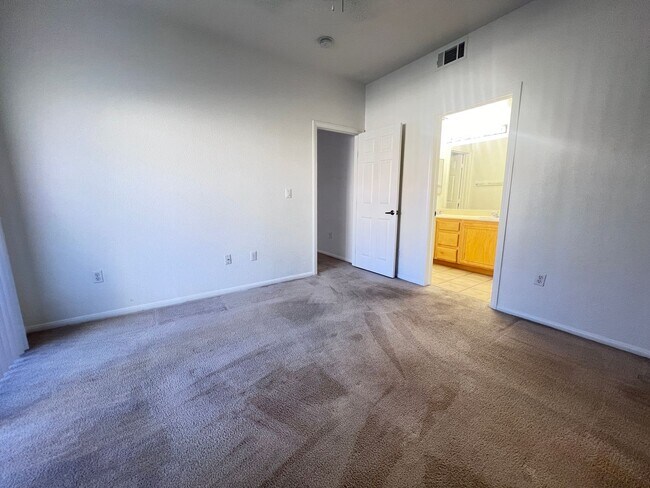 Building Photo - MOVE IN TODAY! 2 bed 2 bath condo close to Aliante Casino