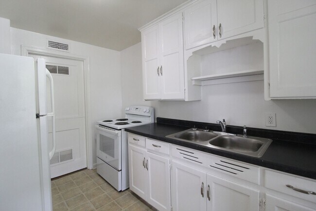 Building Photo - 4410 S Parkway Dr