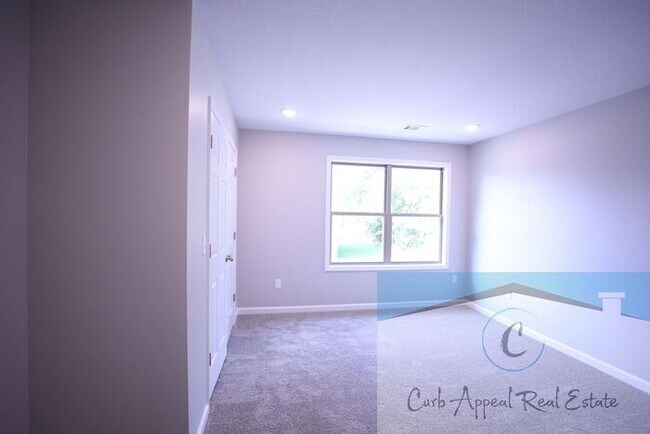 Building Photo - Move in special $800!! Beautiful 2 bed 2 bath duplex, includes washer and dryer - new construction!!