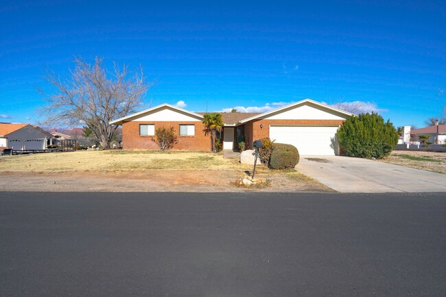 Building Photo - Beautiful 3 Bedroom Home in Bloomington Hills