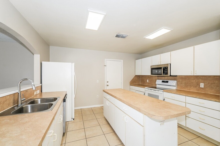 Building Photo - 5840 Lake Front Dr