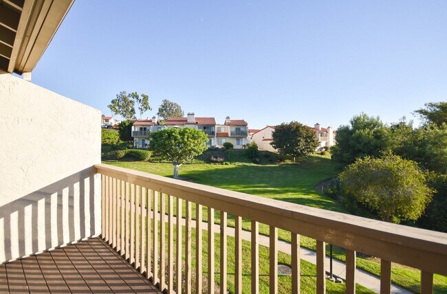 Building Photo - 3 BR Condo in Carlsbad! Close to Walking T...