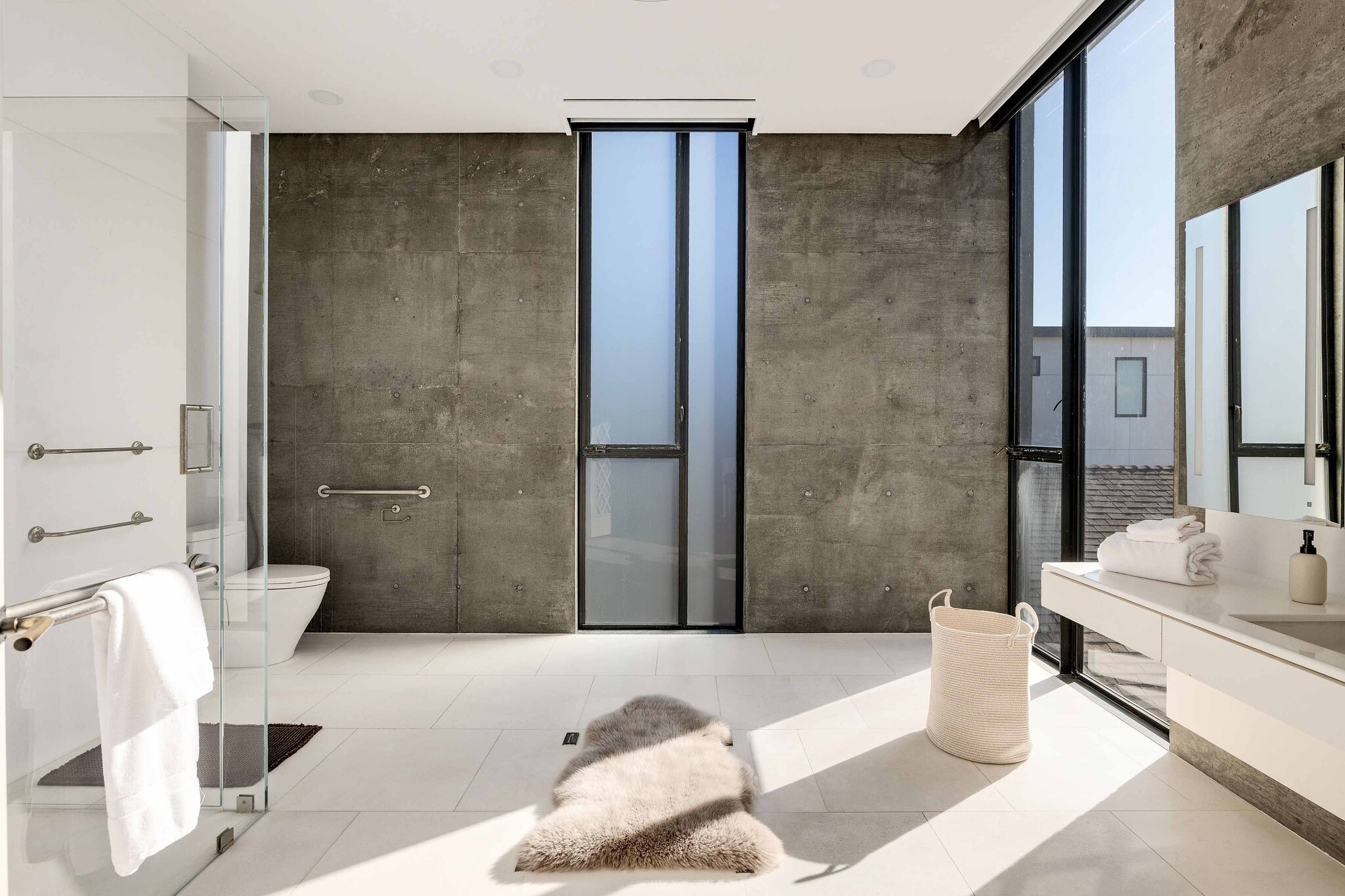 Building Photo - 1812 The Strand