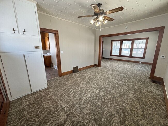 Building Photo - 4 Bedroom, 1 Bathroom home with 2+ car garage!