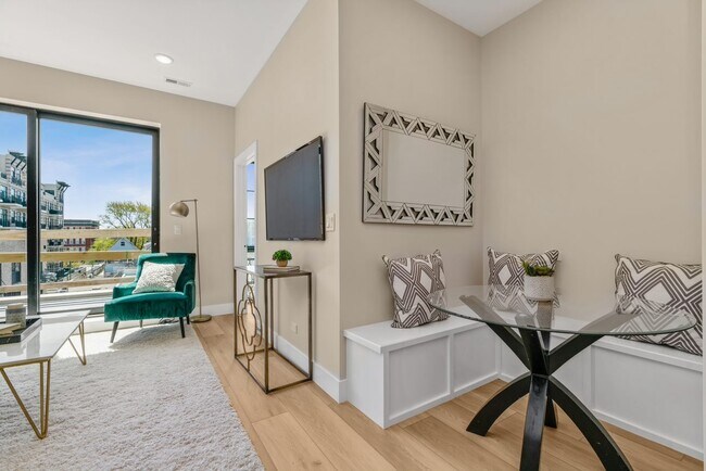 Building Photo - 1646 W Belmont Ave