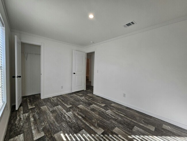 Building Photo - 1006 Myakka Dr