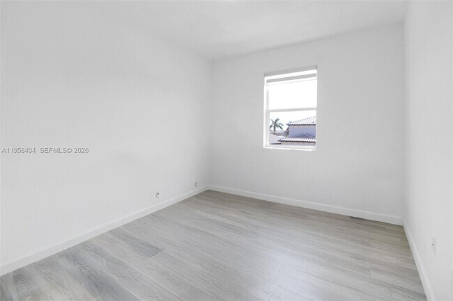 Building Photo - 879 SE 26th Ter