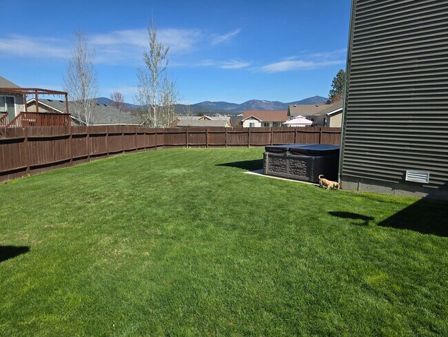 Building Photo - Beautiful 5 bedroom 2.5 bath home with 3 car garage and an additional Custom Shop in Post Falls!