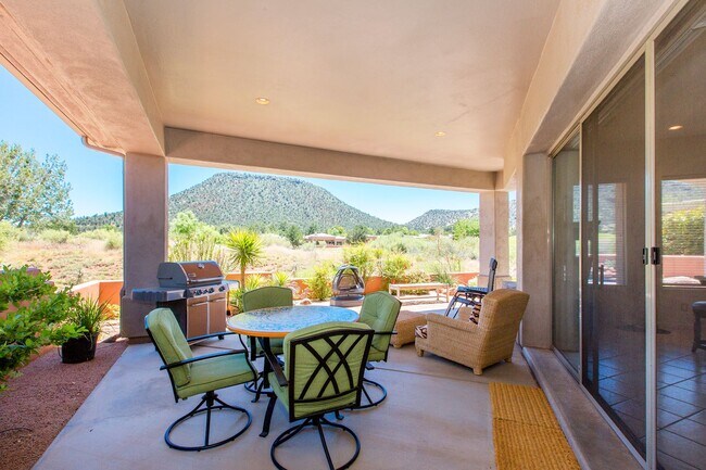 Building Photo - Open, light and bright, quiet Sedona Golf ...