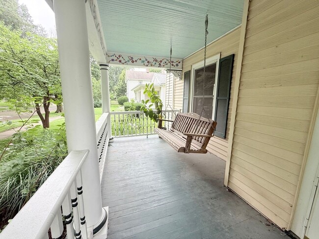 Building Photo - Beautifully Updated 3BR Home with Bonus 3-Season Room & Fenced Yard