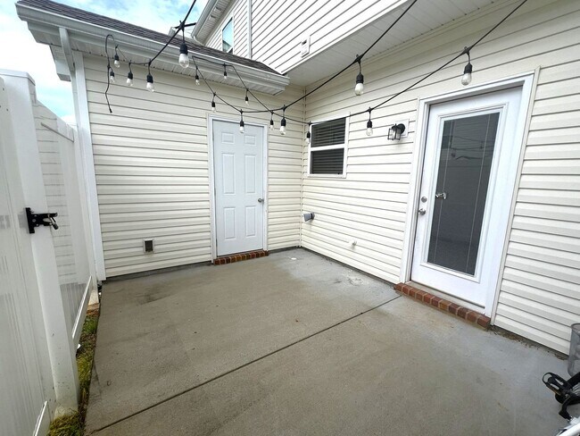 Building Photo - 813 Vigilant Dr