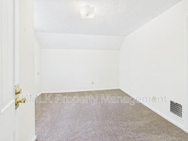 Building Photo - 484 Crouse St