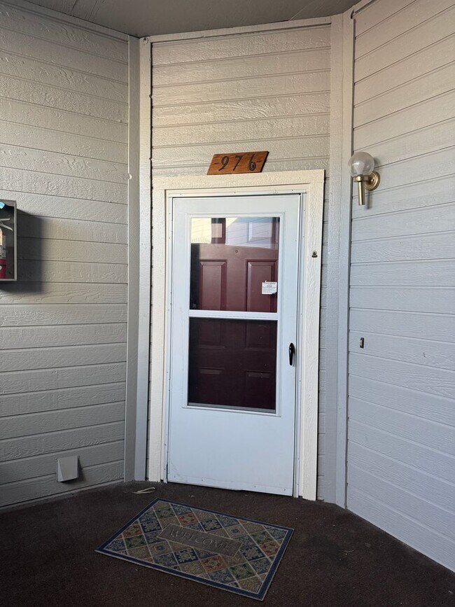 Building Photo - Adorable 2 Bedroom Condo w/Mountain Views!