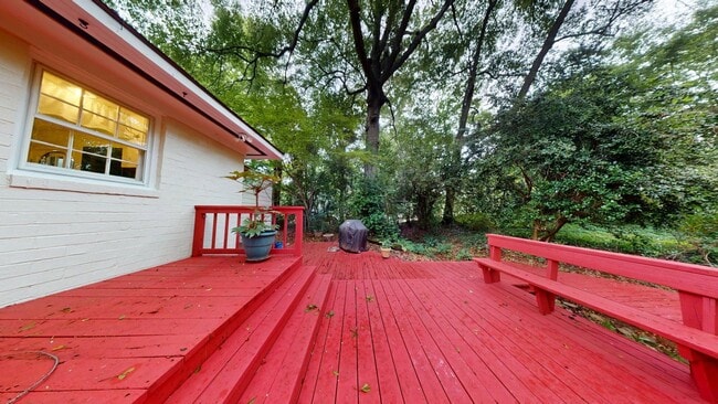 Building Photo - Super Cute Cottage 1 mile from Toomers Corner