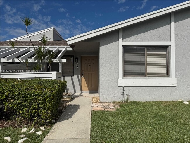 Building Photo - 603 Racquet Club Rd