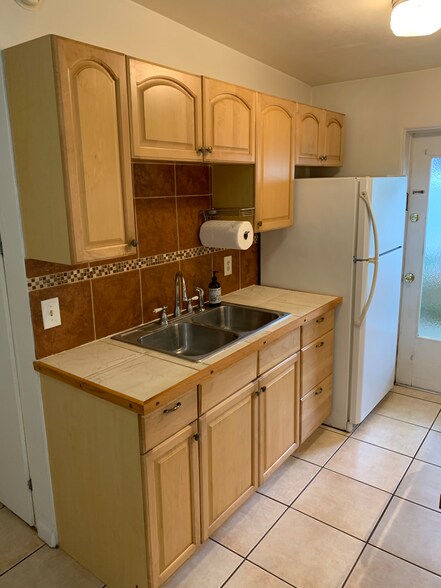 Kitchen - 1310 E Esther St