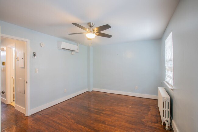 Building Photo - Relaxing 1 BR & 1 Den/1 BA Apartment in Pl...