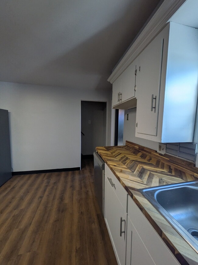 Building Photo - Newly Updated 3 bedroom in Carrick! Section 8 is considered