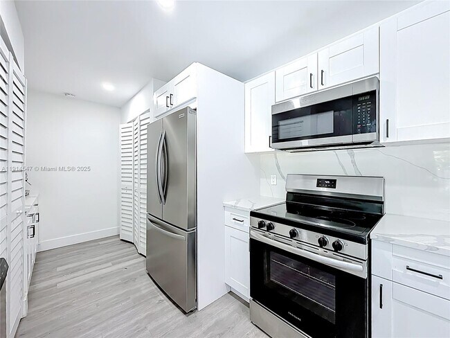 Building Photo - 600 N 66 Terrace