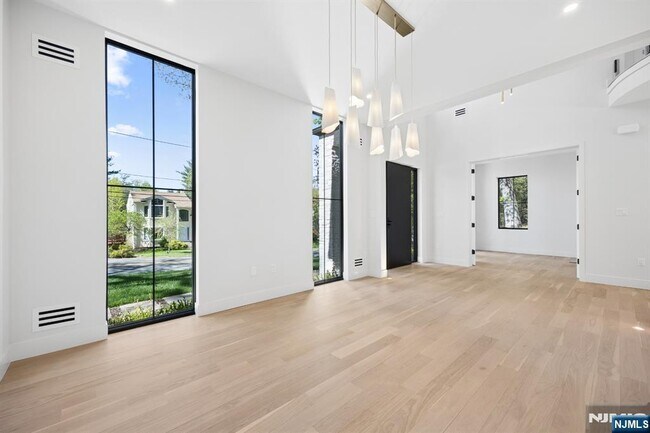 Building Photo - 242 Hardenburgh Ave