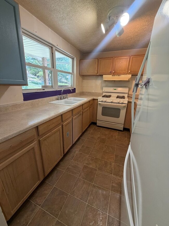 Building Photo - 4 bedroom with fenced-in yard in Washington